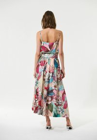 Maxi-jurk met bloemenprint in roze, blauw en groene tinten; lichtgewicht, mouwloos ontwerp met spaghettibandjes en een gathering in de taille.