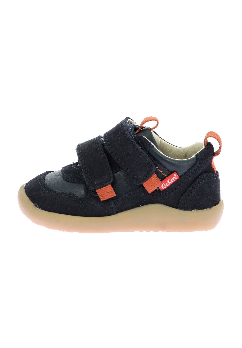 Chaussure pour enfants en suede noir avec des bandes Velcro orange, un bout arrondi et une semelle en gomme flexible. Col légèrement rembourré pour le confort.