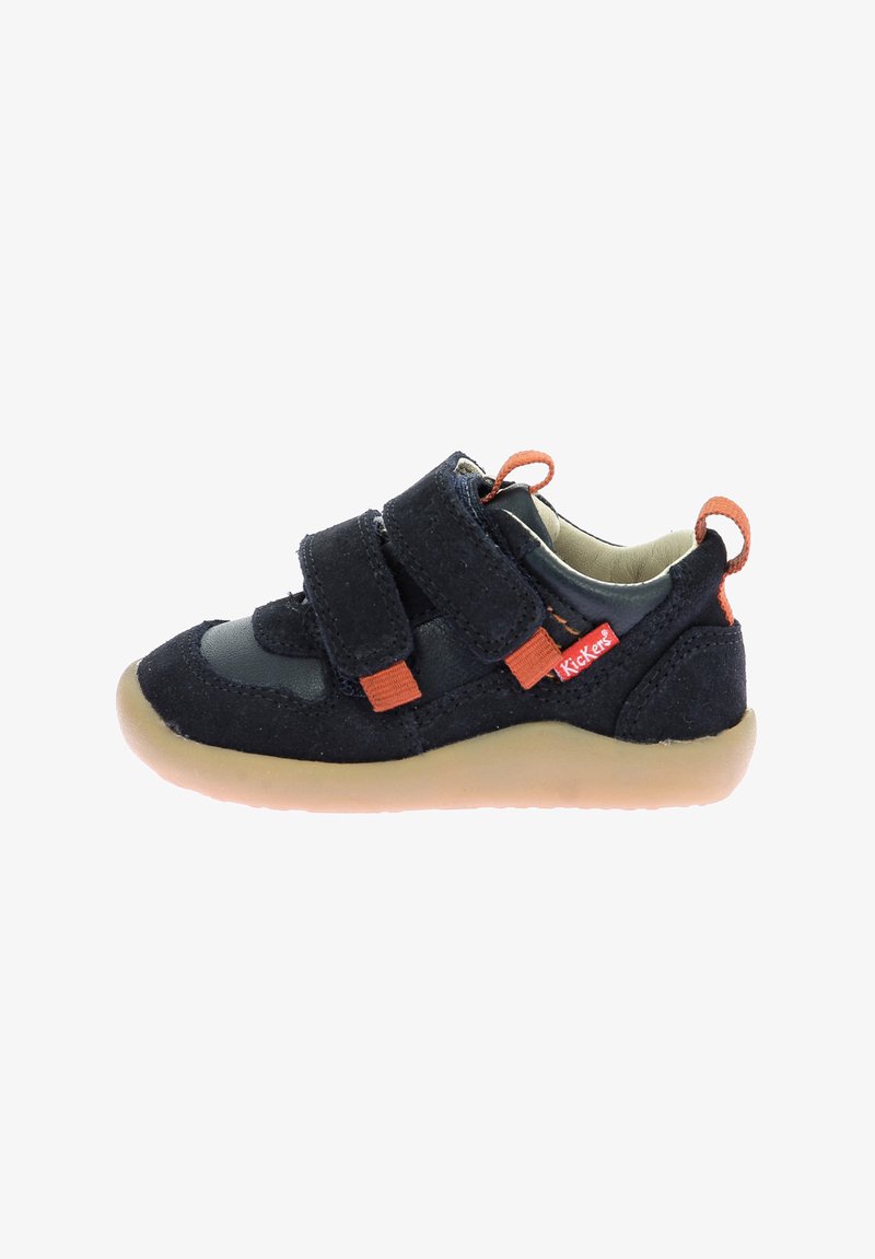Chaussure pour enfants en suede noir avec des bandes Velcro orange, un bout arrondi et une semelle en gomme flexible. Col légèrement rembourré pour le confort.