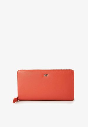 Cartera larga rectangular de cuero naranja con cierre de cremallera y pequeño emblema plateado de un perro en el centro frontal.