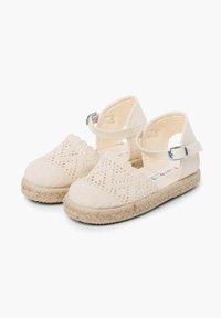 Helle beige Espadrilles mit einem gehäkelten Obermuster, einer gewebten Jute-Plattform und einem verstellbaren Knöchelriemen mit einer metallischen Schnalle.