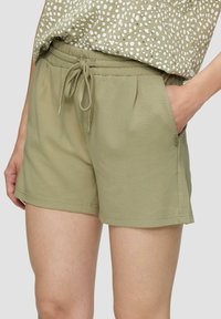 Olijfgroene shorts van zachte stof. Voorzien van een elastische tailleband met trekkoord en zijzakken. Eenvoudig en strak ontwerp.