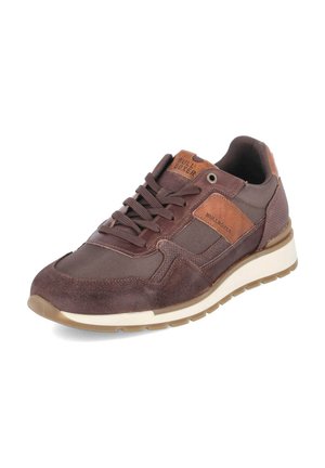 Zapatilla marrón Bullboxer con paneles de ante y cuero, cierre con cordones, suela blanca y suela exterior de goma texturizada.