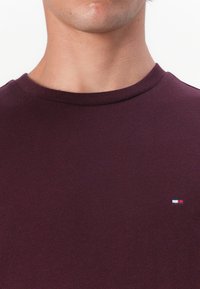 Tommy Hilfiger SEASONAL SOLID TEE - Paprasti marškinėliai - deep burgundy