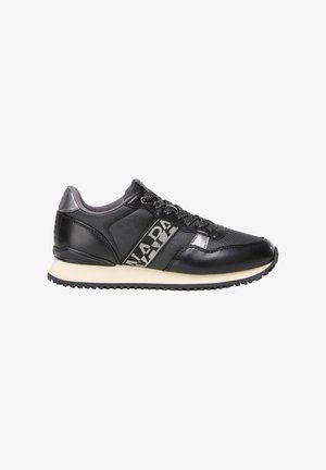 Chaussure de sport noire avec une tige en cuir lisse et textile, présentant un logo bien visible, des accents texturés et une semelle de couleur crème contrastante.