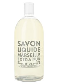Bottiglia di plastica trasparente di sapone liquido con tappo bianco. L'etichetta presenta un testo in grassetto nero: "SAVON LIQUIDE MARSEILLE EXTRA PUR BOIS D'OLIVIER."