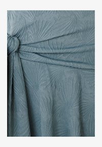 Selezionato, teal palms