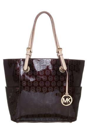 Błyszcząca ciemnobrązowa torba na ramię Michael Kors z beżowymi uchwytami, tłoczonym wzorem logo, bocznymi kieszeniami oraz złotym zawieszonym na pasku logo MK.