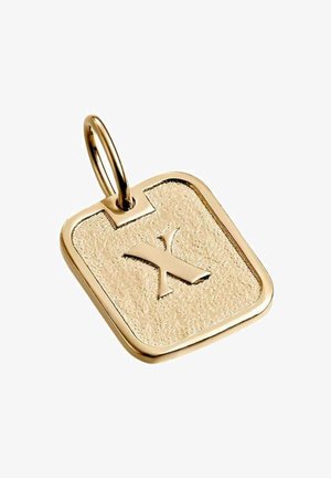 Charm cuadrado en tono dorado con superficie texturizada que presenta un diseño de "X" en relieve, unido por un lazo de metal liso.