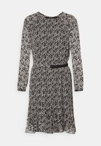 Zwart-witte jurk met bloemenpatroon, lange mouwen, gefronst taille en een zwarte riem als accent. Lichtgewicht, vloeiende stof. Ronde halslijn.