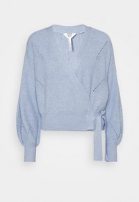 Suéter envolvente azul claro hecho de tela de canalé, con escote en V, mangas anchas y un lazo en la cintura con delicados detalles de ojales.