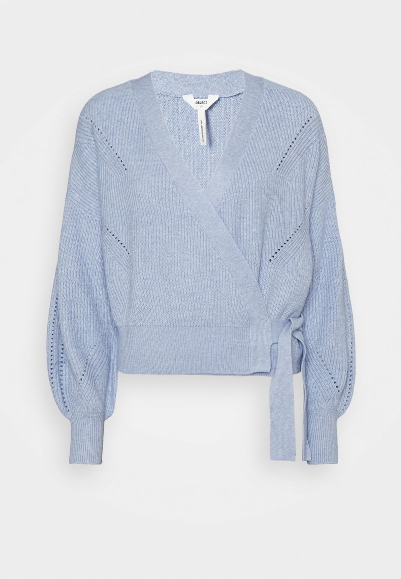 Suéter envolvente azul claro hecho de tela de canalé, con escote en V, mangas anchas y un lazo en la cintura con delicados detalles de ojales.