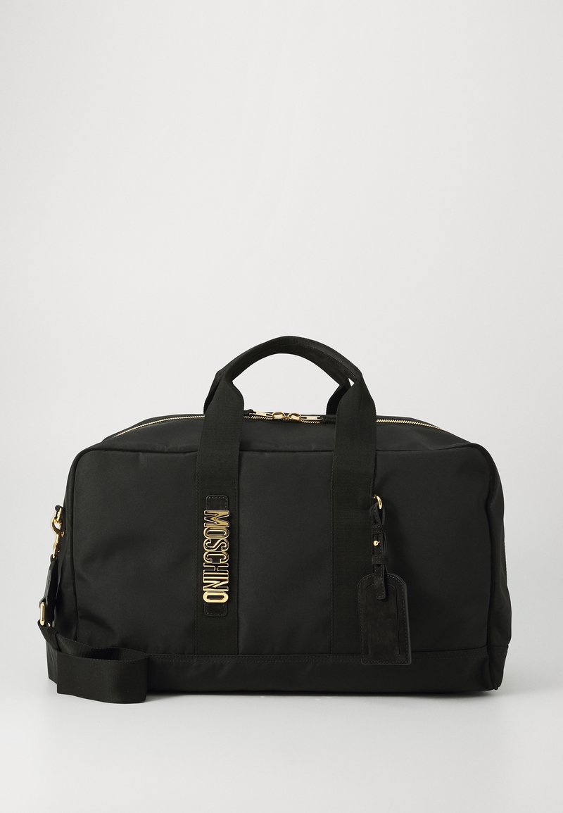Črn potniška torba iz najlona z zlatim okovjem, dvojni ročaji, snemljiv ramenski trak in logo podrobnost na strani.
