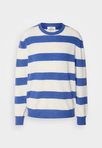 Pull à col rond à manches longues avec de larges rayures horizontales bleu et blanc, poignets et ceinture côtelés, étiqueté Mads Nørgaard Copenhagen.