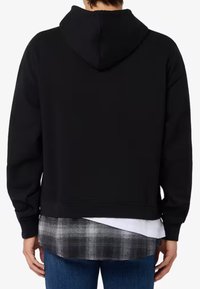 Felpa nera con cappuccio, dotata di tasca a marsupio, polsini a costine e orlo a strati con un motivo a quadri grigi visibile sotto. Materiale in cotone.