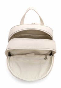 Beżowy skórzany plecak o zaokrąglonym kształcie, wyposażony w zamek błyskawiczny, wewnętrzną komorę oraz małą kieszeń na zamek. Gładka faktura.