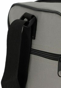 Graue isolierte Tasche mit schwarzem Gurtband, Reißverschluss oben und texturiertem Stoff. Verfügt über schwarze Paspeln entlang der Kanten.