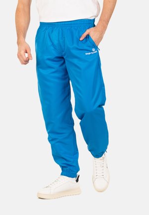 Blauwe, lichtgewicht, nylon broeken met een elastische tailleband en boorden, voorzien van zijzakken en een logo-detail aan de voorkant.