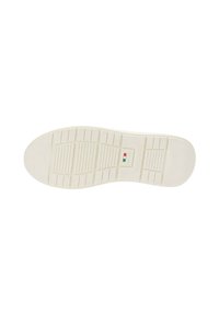Semelle d'une chaussure blanche avec une texture antidérapante, étiquette Made in Italy, et nom de la marque NeroGiardini en relief.