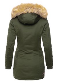 Parka d'hiver longue pour femmes de couleur vert olive avec coutures ajustées, poignets côtelés, capuche et bordure en fausse fourrure beige autour de la capuche.