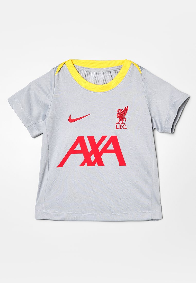 Hellgraues Liverpool FC T-Shirt für Kleinkinder mit rotem AXA-Logo, rotem Vereinswappen, rotem Nike-Swoosh und gelbem Halsbund.