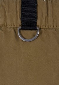 Bruine stof met een gestructureerde afwerking, voorzien van een zwart gespenband bevestigd aan een metalen ring met een cirkelvorm voor veilige bevestiging.