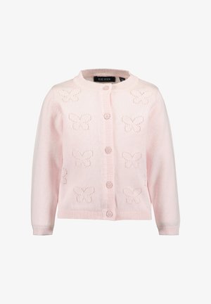 Cardigan en tricot rose avec un col rond, fermeture à boutons, poignets côtelés et motifs de papillons sur l'ensemble. Tissu léger et texturé.