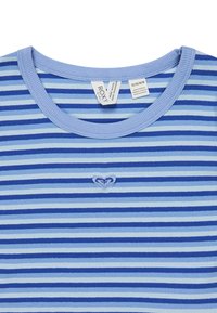 Chemise à manches courtes rayée bleu et bleu clair avec un col côtelé et un petit logo en forme de cœur. Fabriquée dans un tissu doux, elle présente un design décontracté.