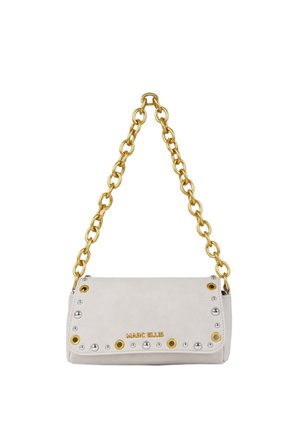 Borsa a tracolla in pelle bianca con borchie dorate e argentate, tracolla a catena dorata e "MARC ELLIS" impresso in oro sulla patta frontale.