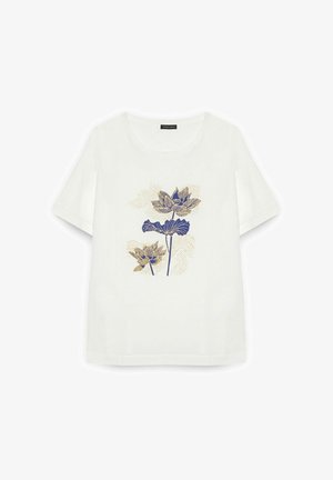 Tricou alb cu maneci scurte și guler rotund, având un print floral albastru și auriu cu două flori de lotus și frunze, centrat în față.