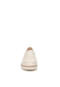 Lichtbeige instapschoen met een soepele leren bovenkant, ronde neus, minimale naden en een witte rubberen zool met een gestructureerde grip.