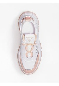 Sneaker bianca con accenti rosa, con tomaia liscia, colletto imbottito, lacci elastici e suola testurizzata. Logo sul lato.