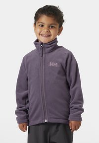Fialová fleecová bunda s vysokým límcem a zipovým zapínáním. Obsahuje malé logo na hrudi a elastické manžety. Měkká textura.