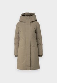 Polstret parka jakke i olivengrøn. Har en høj hals med justerbar hætte, lange ærmer og ribkantede manchetter. Frontlynlås.