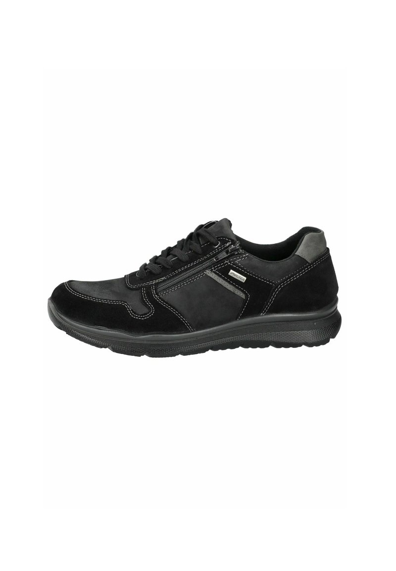 Sneaker nera realizzata in suede e materiali sintetici, caratterizzata da una punta arrotondata, cuciture a contrasto e una suola in gomma testurizzata.