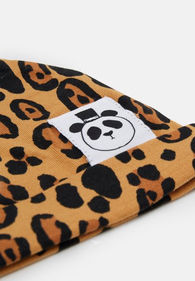 Gorro com padrão de onça em laranja e preto, apresentando um patch de tecido branco com um logótipo de rosto de panda. Feito de material de malha ribada.