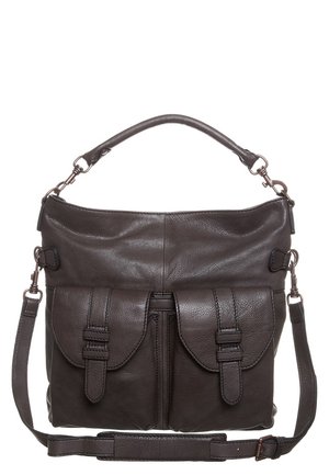 Mørkebrun læderhåndtaske med to forlommer med spænder foran, et håndtag øverst og en justerbar skulderrem med metalbeslag.