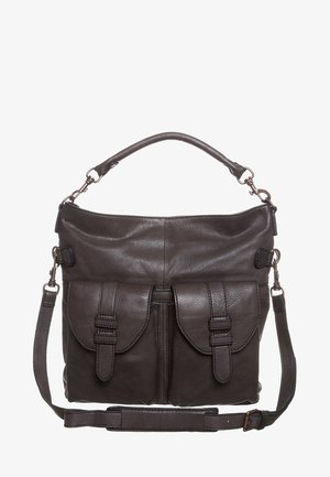 Donkere bruine leren handtas met twee voorvakken met gespen, een handvat aan de bovenkant en een verstelbare schouderriem met metalen sluitingen.