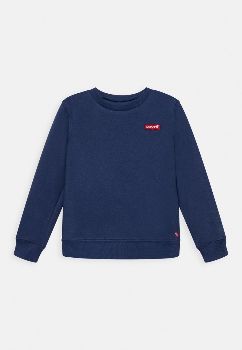Sudadera azul marino con cuello redondo y puños acanalados. Presenta un parche con el logo de Levi’s en rojo en el pecho izquierdo. Textura de tela suave.