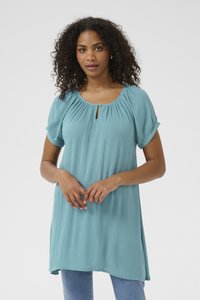 Tunique bleu clair avec des manches courtes retroussées, un décolleté en forme de trou de serrure et une texture subtile, fabriquée dans un tissu doux et fluide.