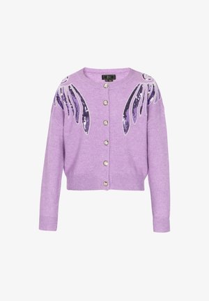 Lila kardigán, puha anyagból készült, ezüst gombokkal ellátott, és strasszköves szárnyminták díszítik a vállakat.
