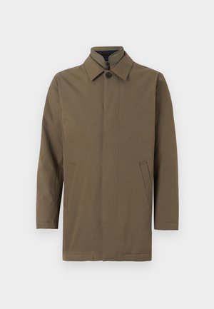 Palton ușor, maro, cu guler înalt, închidere cu nasturi în față și două buzunare laterale. Textură netedă, croi drept și design minimal.