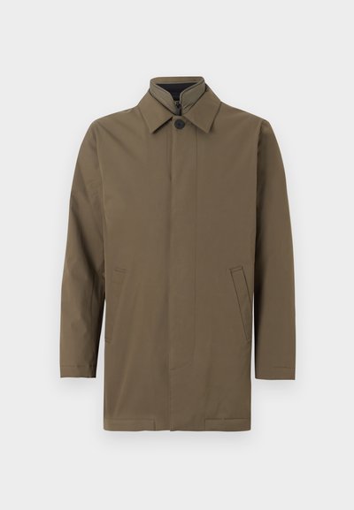 Pruun, kerge mantel kõrge kraega, eesnuppe sulgemisega ja kahe küljetaskuga. Sile tekstuur, sirge lõige ja minimalistlik disain.