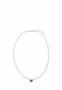 Collana di perle con un piccolo pendente a forma di cuore blu e una chiusura regolabile in argento.
