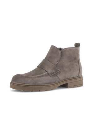Graue Wildleder-Stiefelette mit niedriger, kräftiger Sohle, seitlichem Reißverschluss, abgerundeter Spitze und breitem Riemendetail über dem Vorderfuß.