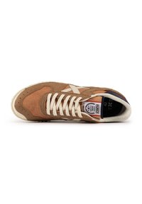 Sneaker in suede marrone con lacci crema e suola in gomma. Presenta un logo bianco e una fodera in tessuto con motivo. Punta rotonda e collarino imbottito.