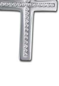 Pendentif croix en argent avec un design vertical et horizontal, orné d'une rangée de cristaux ronds clairs le long du centre.