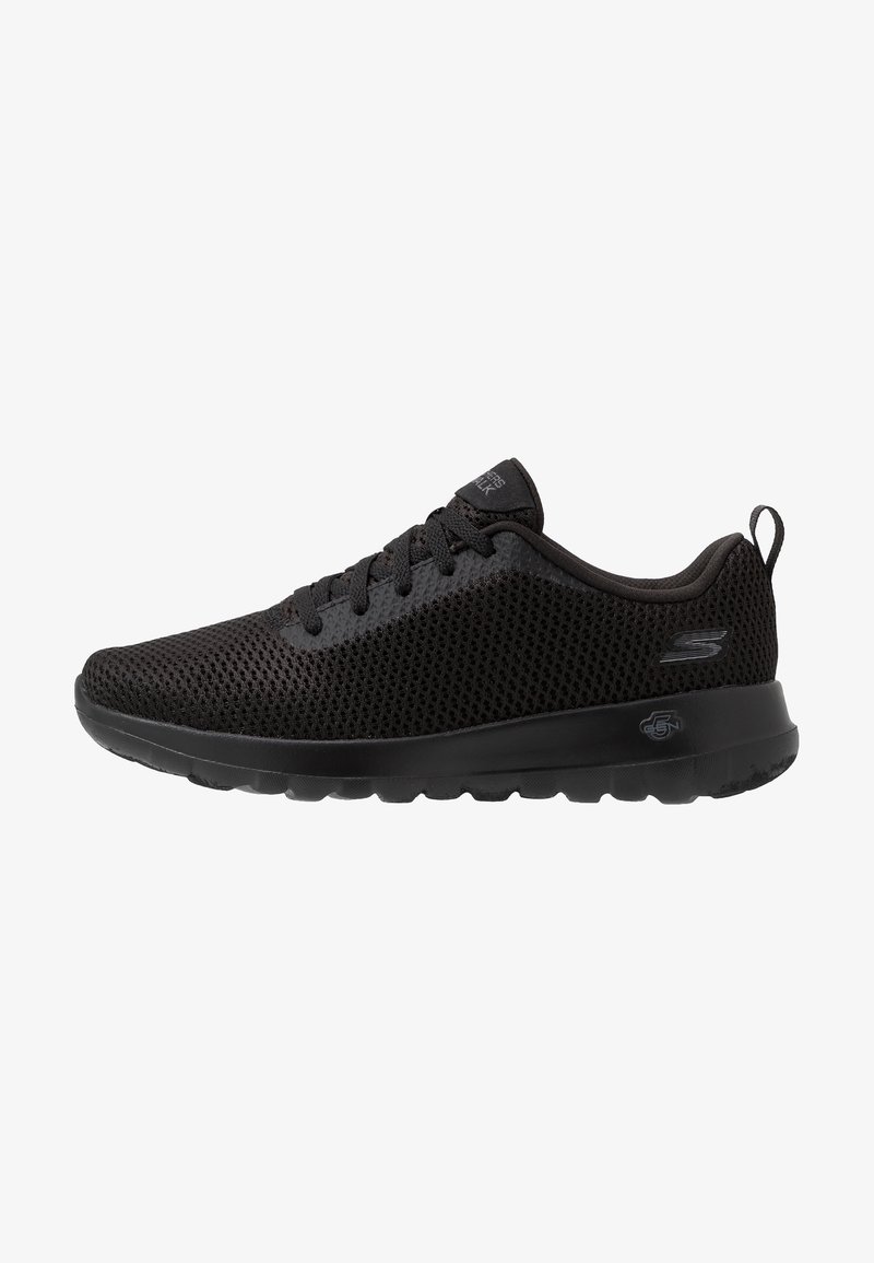 Chaussure de sport Skechers noire avec tige en mesh respirant, design à lacets, semelle rembourrée et languette au talon.