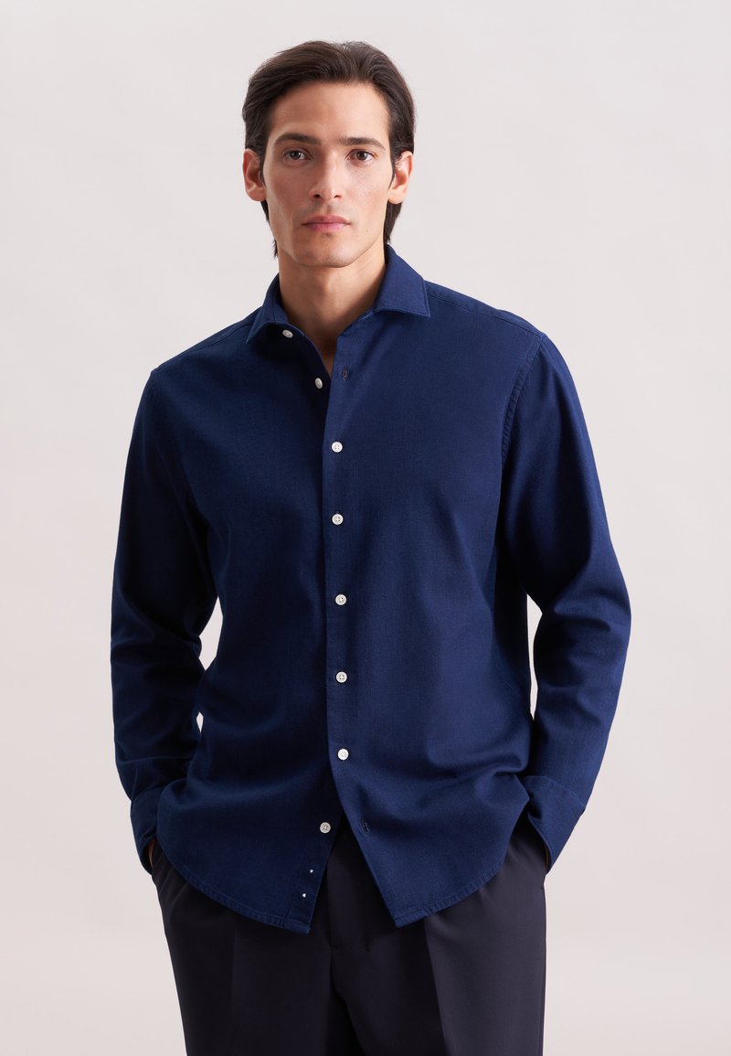Camicia a manica lunga blu navy realizzata in tessuto testurizzato, con colletto a punta, bottoni bianchi e orlo curvo.