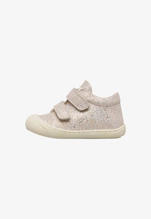 Scarpe da ginnastica per bambini in tessuto glitter beige chiaro, con doppio strap in velcro e suola e puntale in gomma beige.